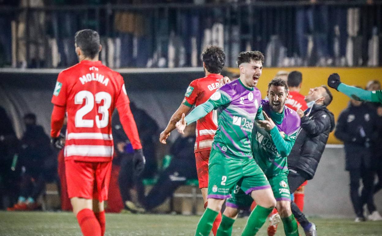 Molina y Germán se retiran mientras los jugadores del Mancha Real celebran. 
