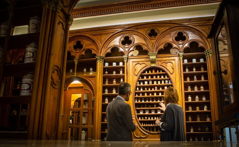 Víctor Medina y Teresa Espejo observan el 'ojo del boticario', donde se hallan las principales sustancias que se usan en la formulación. 