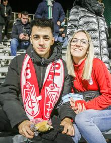 Imagen secundaria 2 - Aficionados del Granada, en la grada de La Juventud. 