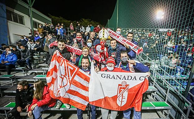 Imagen principal - Aficionados del Granada, en la grada de La Juventud. 