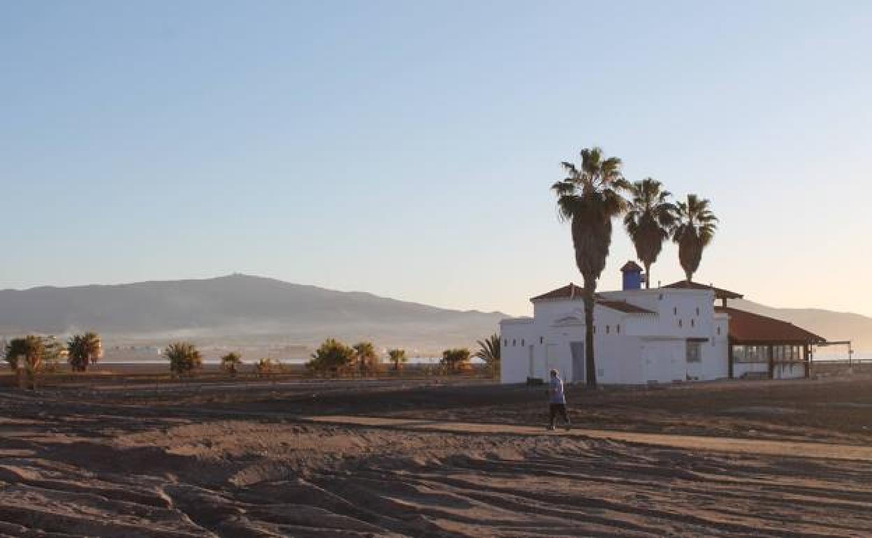 Una de las zonas en las que se eleva el nivel para que los usuarios puedan accedan a la playa todo el año.