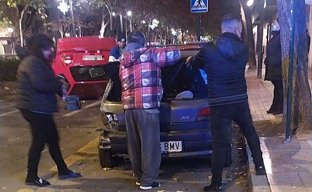 Un conductor ebrio vuelca su coche tras chocar contra otro estacionado en el Zaidín
