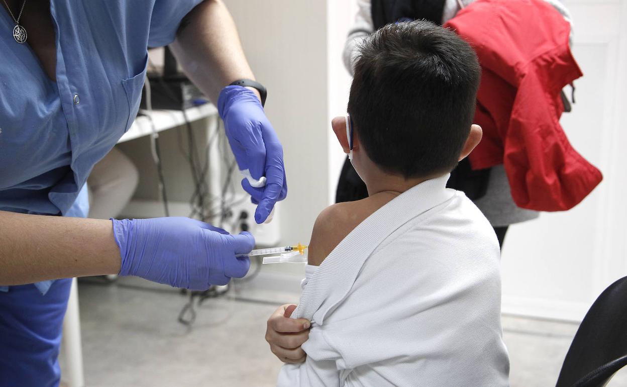 Un niño recibe una dosis de la vacuna contra el Covid-19.