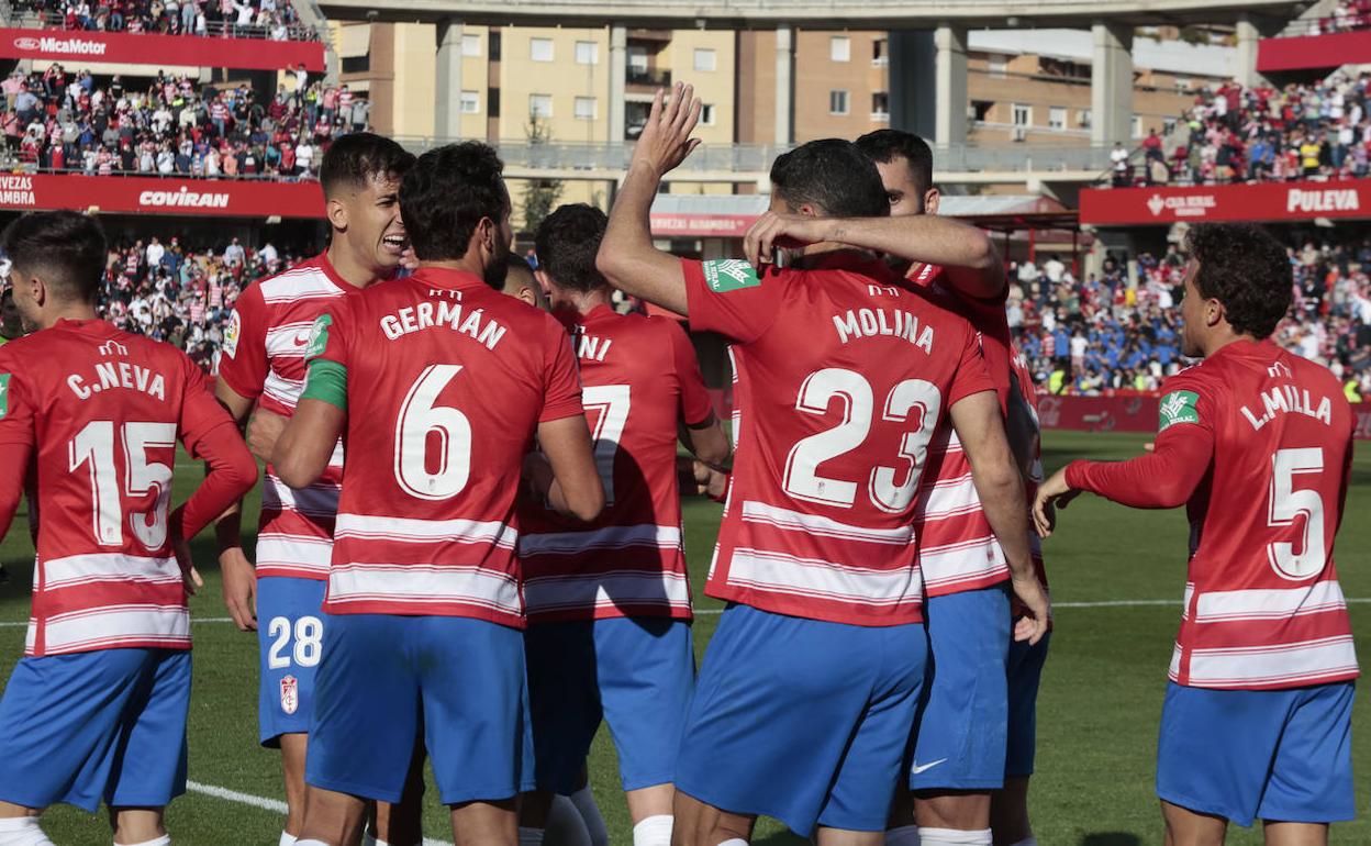 Los futbolistas del Granada felicitan a Jorge Molina por uno de sus goles.