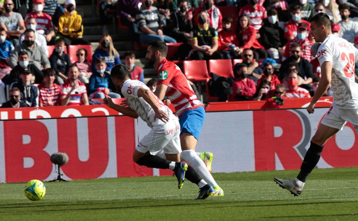 Gonalons intenta desbordar a Galarreta en la primera mitad. 
