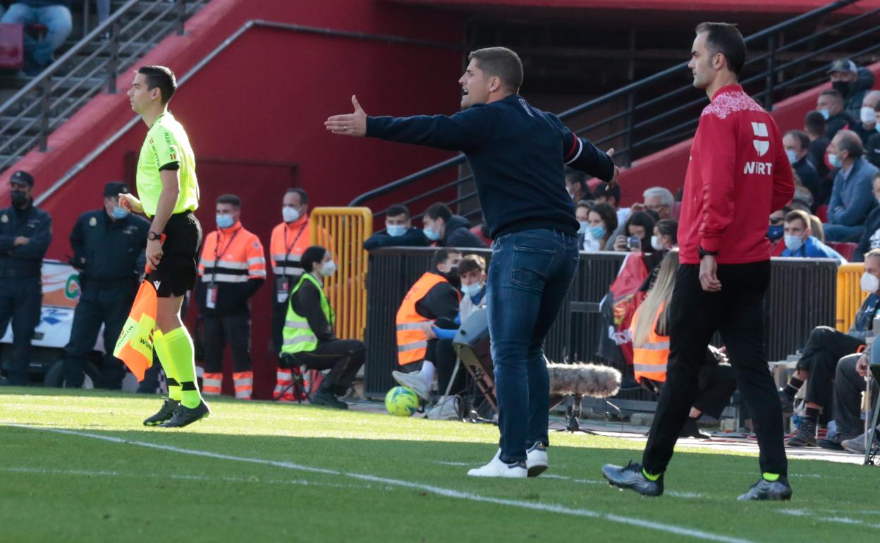 Robert Moreno dirige a sus futbolistas durante el partido. 