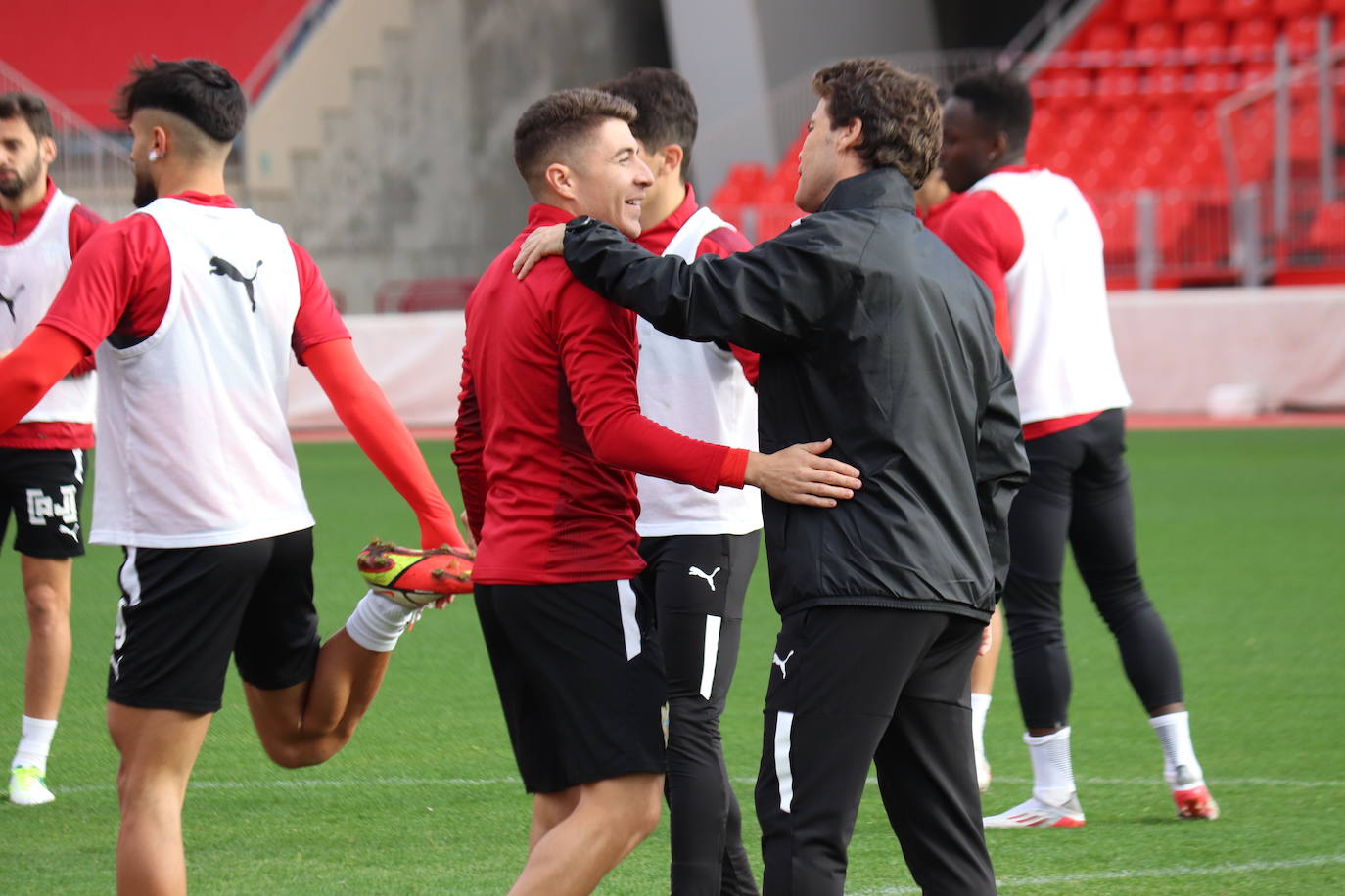 Francisco Portillo y Rubi dialogan durante la sesión de entrenamiento de ayer, la última de 2021. 