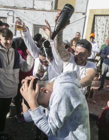 Imagen secundaria 2 - Vecinos de Alamedilla festejando el premio en 2019.