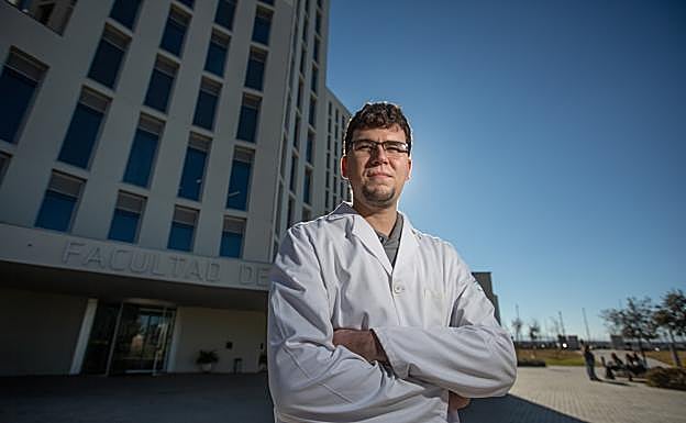 Mario Rivera, en la puerta de la Facultad de Medicina.