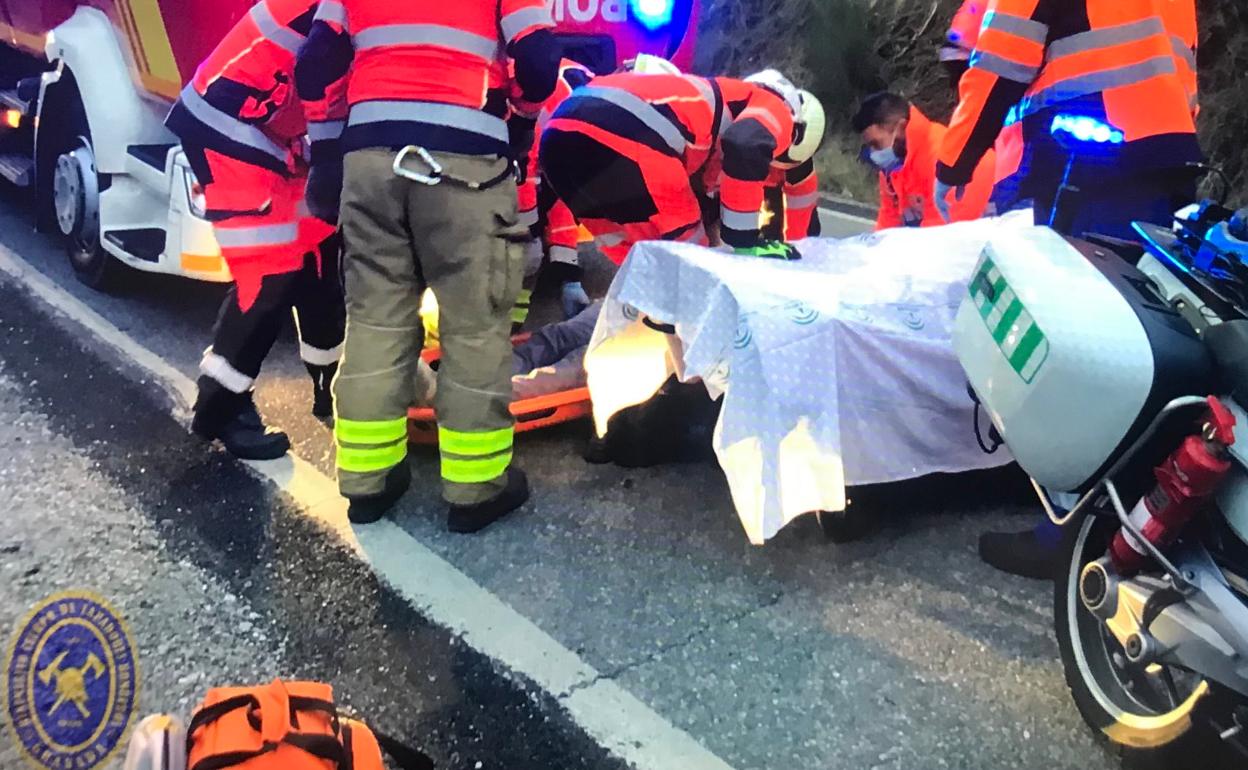 El herido es atendidopor efectivos sanitarios y de bomberos