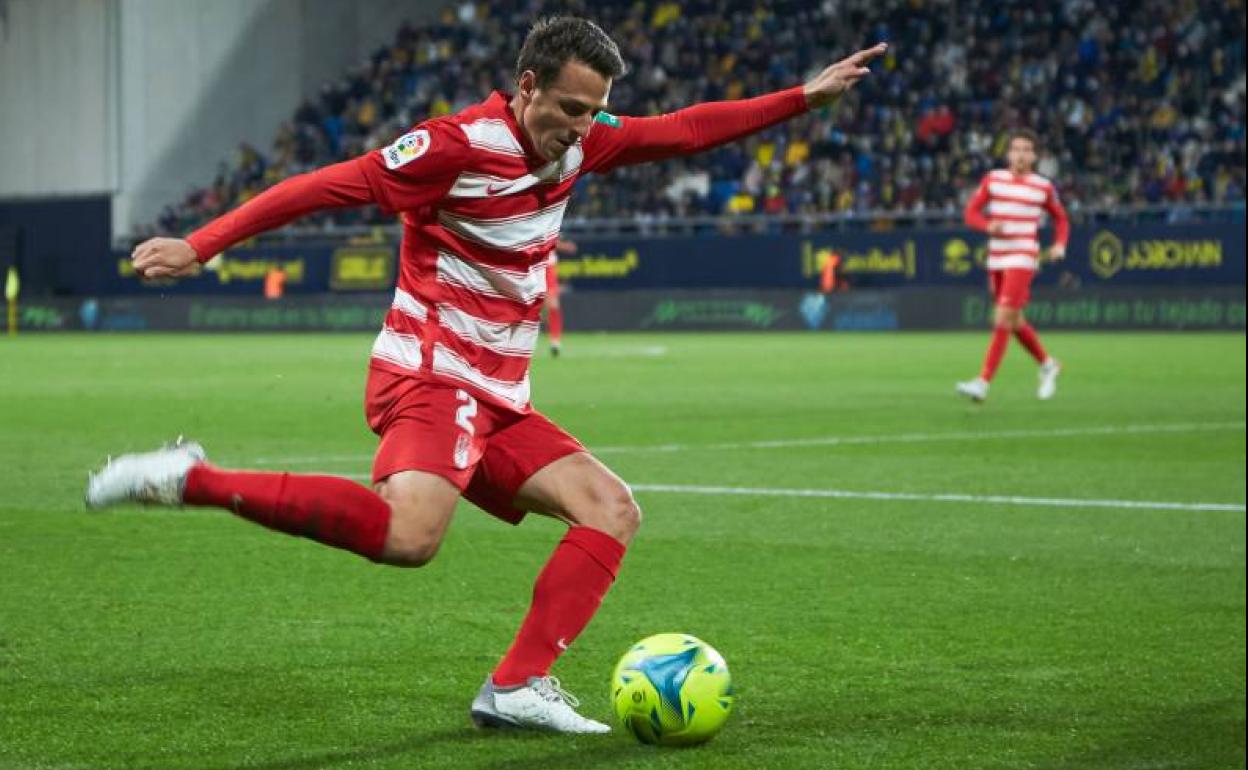 Santiago Arias, lateral derecho del Granada, en el partido contra el Cádiz. 