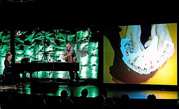 MagoMigue estrena 'Concierto para baraja y piano' en Granada. 