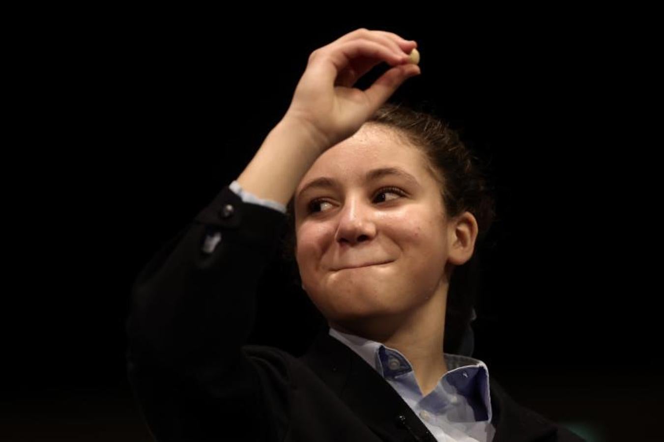 Aya Ben, una de las niñas de la residencia de San Ildefonso, sostiene la bola con la que ha cantado el segundo premio al número 72119.