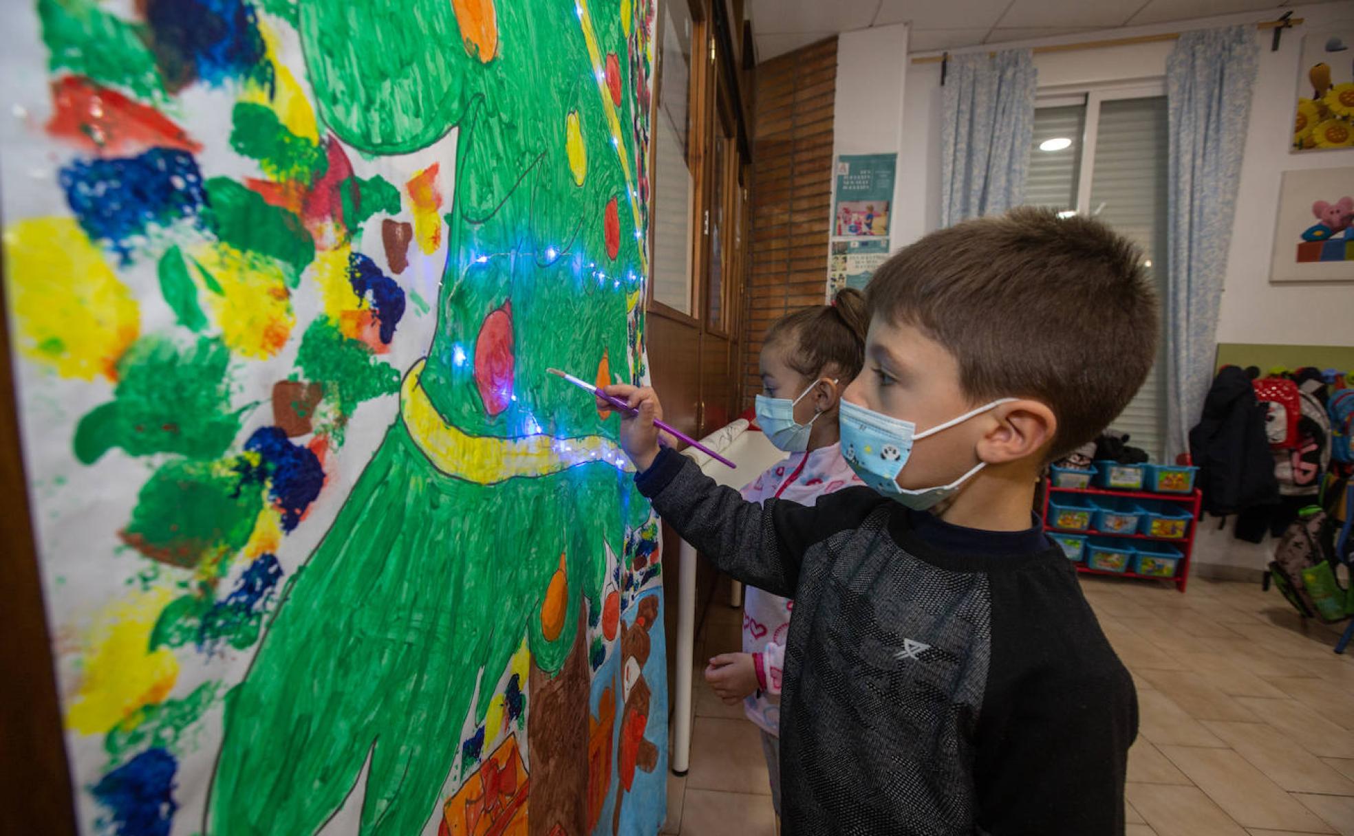 Los pequeños de la ONg Alfa en Almanjáyar decoran sus aulas con motivos navideños.