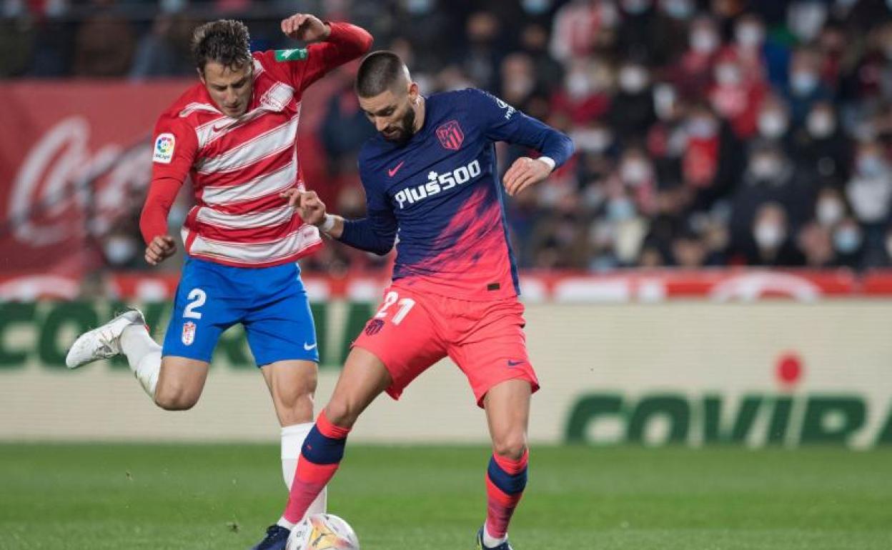 Arias defendiendo al belga Yannick Carrasco. 