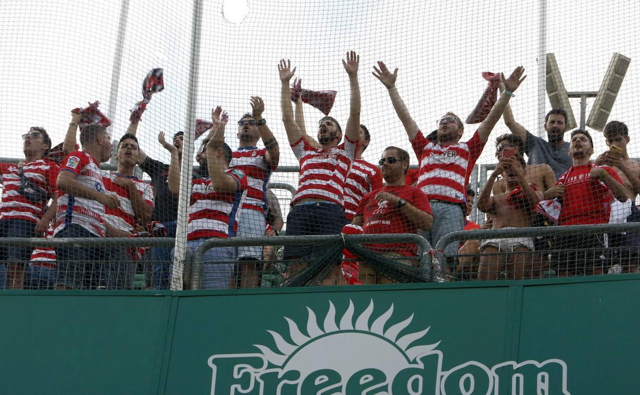 Aficionados del Granada en la grada visitante del Martínez Valero de Elche en 2018. 