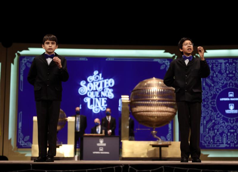 Momento en que los niños de San Ildefonso cantan uno de los quintos premios. 