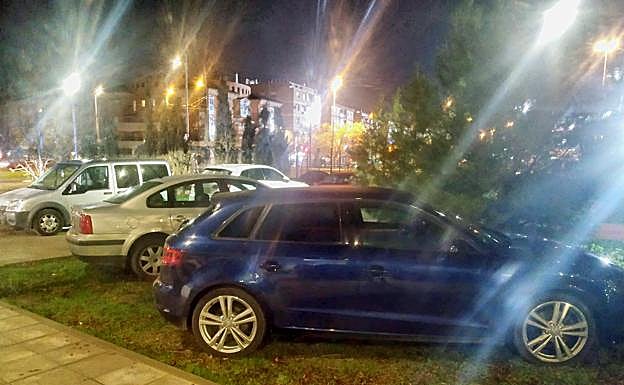 Imagen principal - Más de 30 multas por aparcar mal para ver el partido entre Granada y Atlético de Madrid