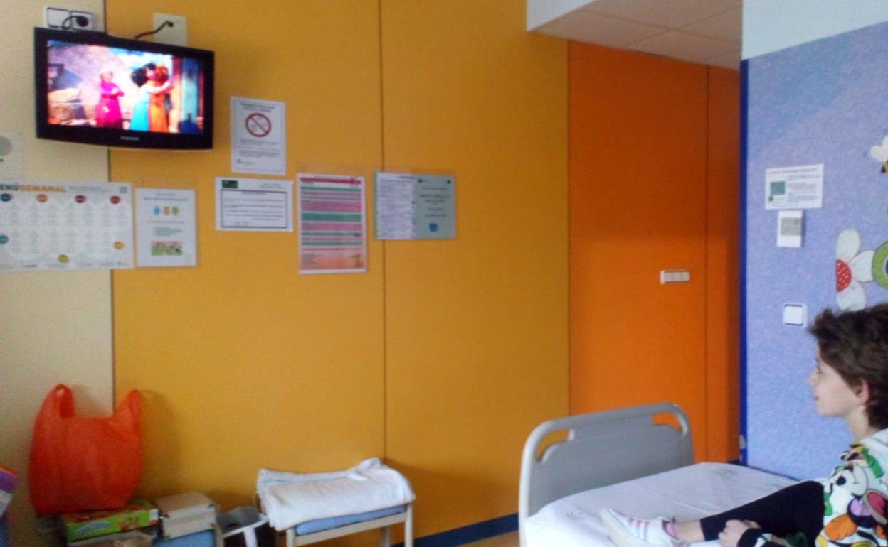 Los peques hospitalizados en el Virgen de las Nieves disfrutan del estreno de la película 'Encanto'