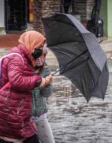 Imagen secundaria 2 - Ana Paula hace un selfie con su familia; y otras familias, por Pradollano. 