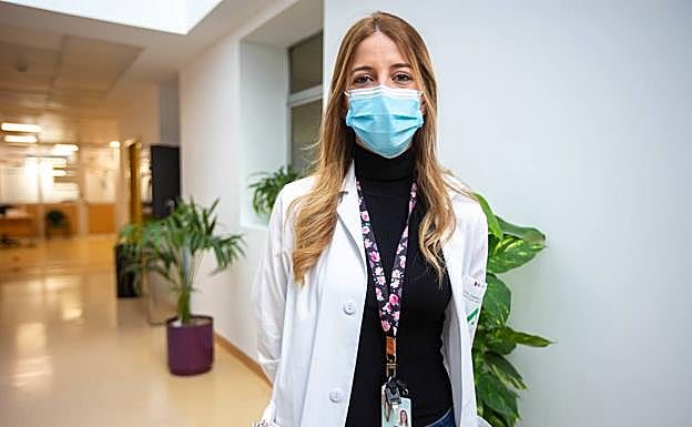Natalia Zambudio, cirujana del Virgen de las Nieves