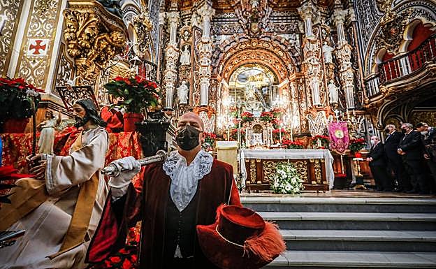 Macero en la escalinata de acceso al altar mayor. 