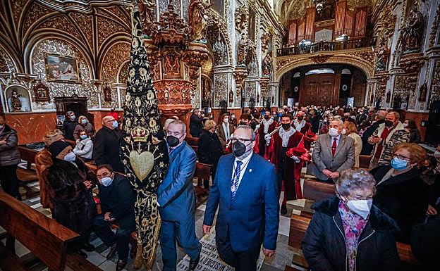 Comitiva accediendo al templo. 