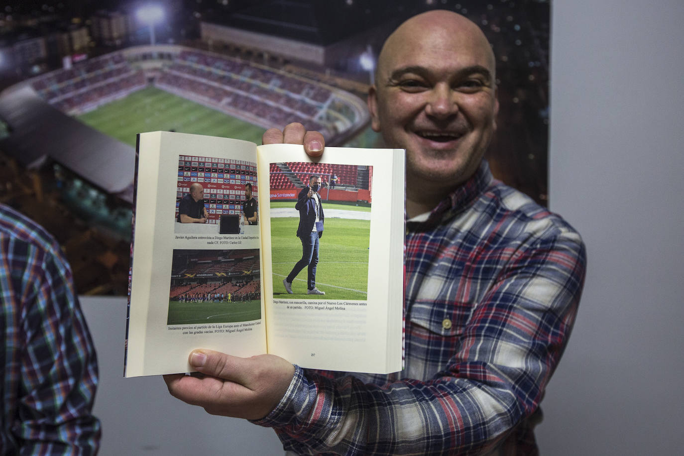 Javier Aguilera muestra divertido unas fotografías del interior de 'El Granada de Diego'. 