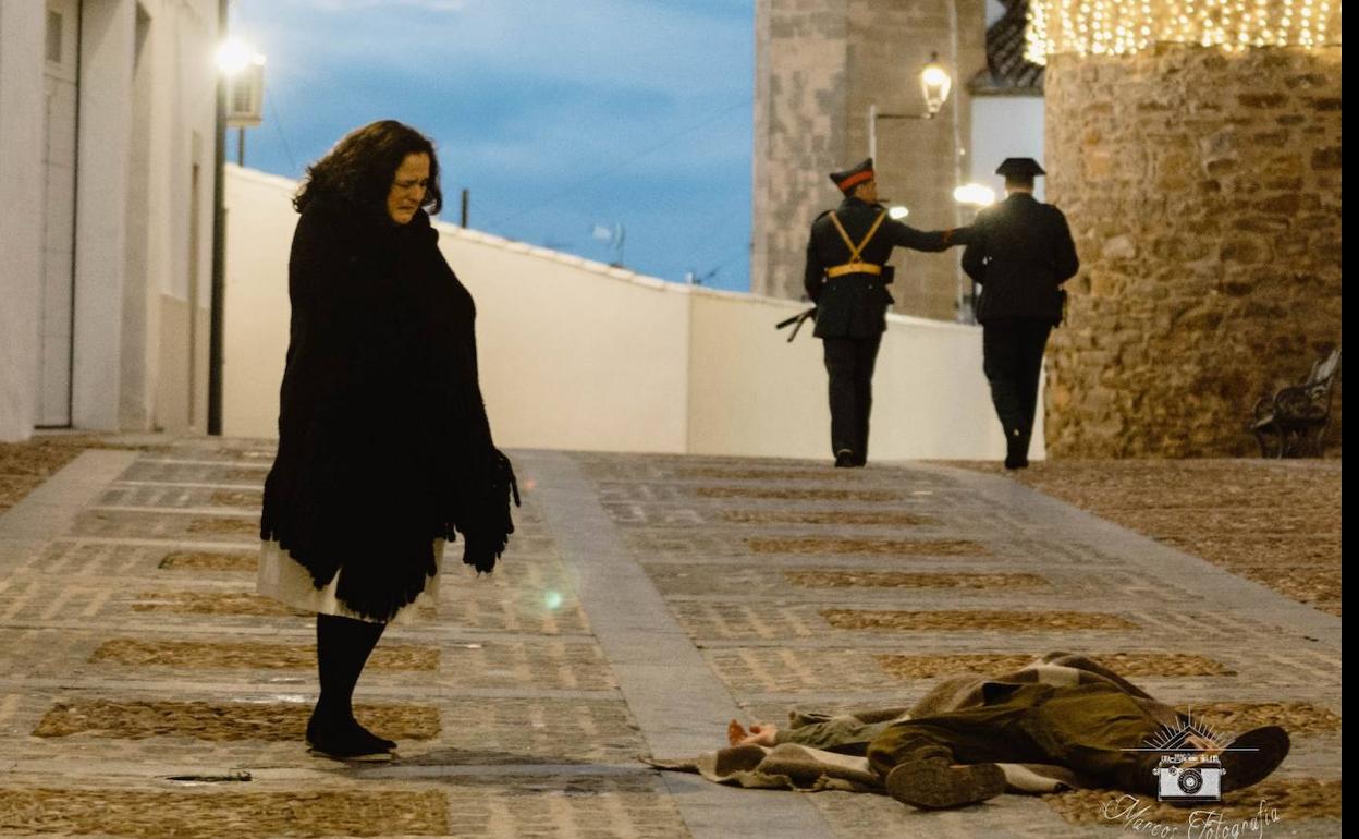 Una mujer lamenta la muerte de un civil mientras los militares se retiran. 