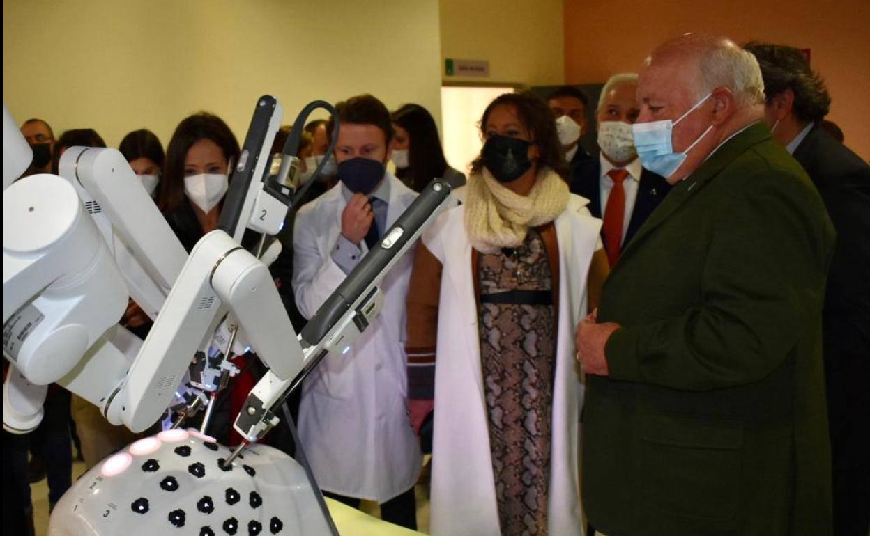 Jesús Aguirre y el resto de autoridades sanitarias ojean el nuevo robot. 