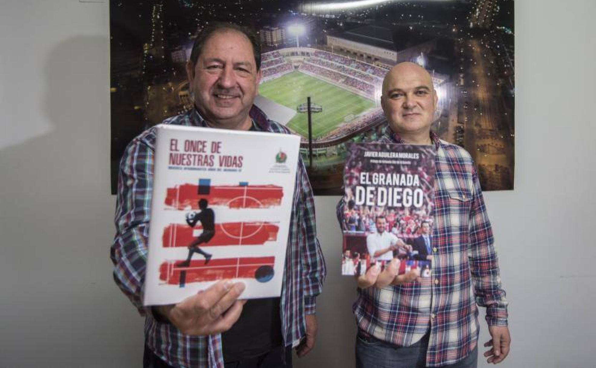 Antonio Rodríguez y Javier Aguilera muestran las obras sobre el Granada CF, 'El once de nuestras vidas' y 'El Granada de Diego'. 