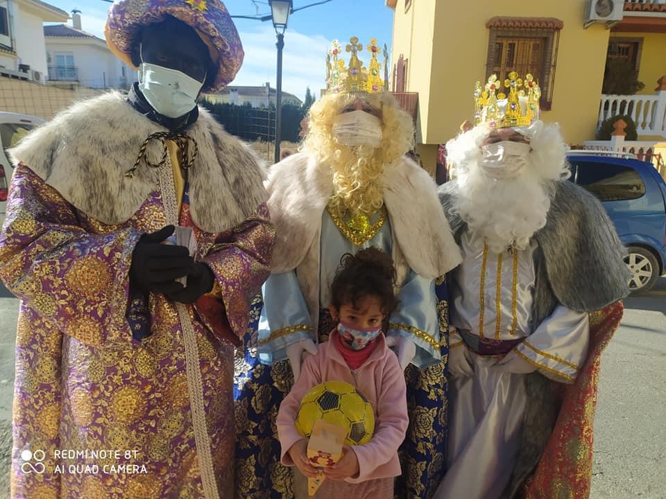 Sus Majestades los Reyes Magos posan con una vecina de Cúllar Vega.