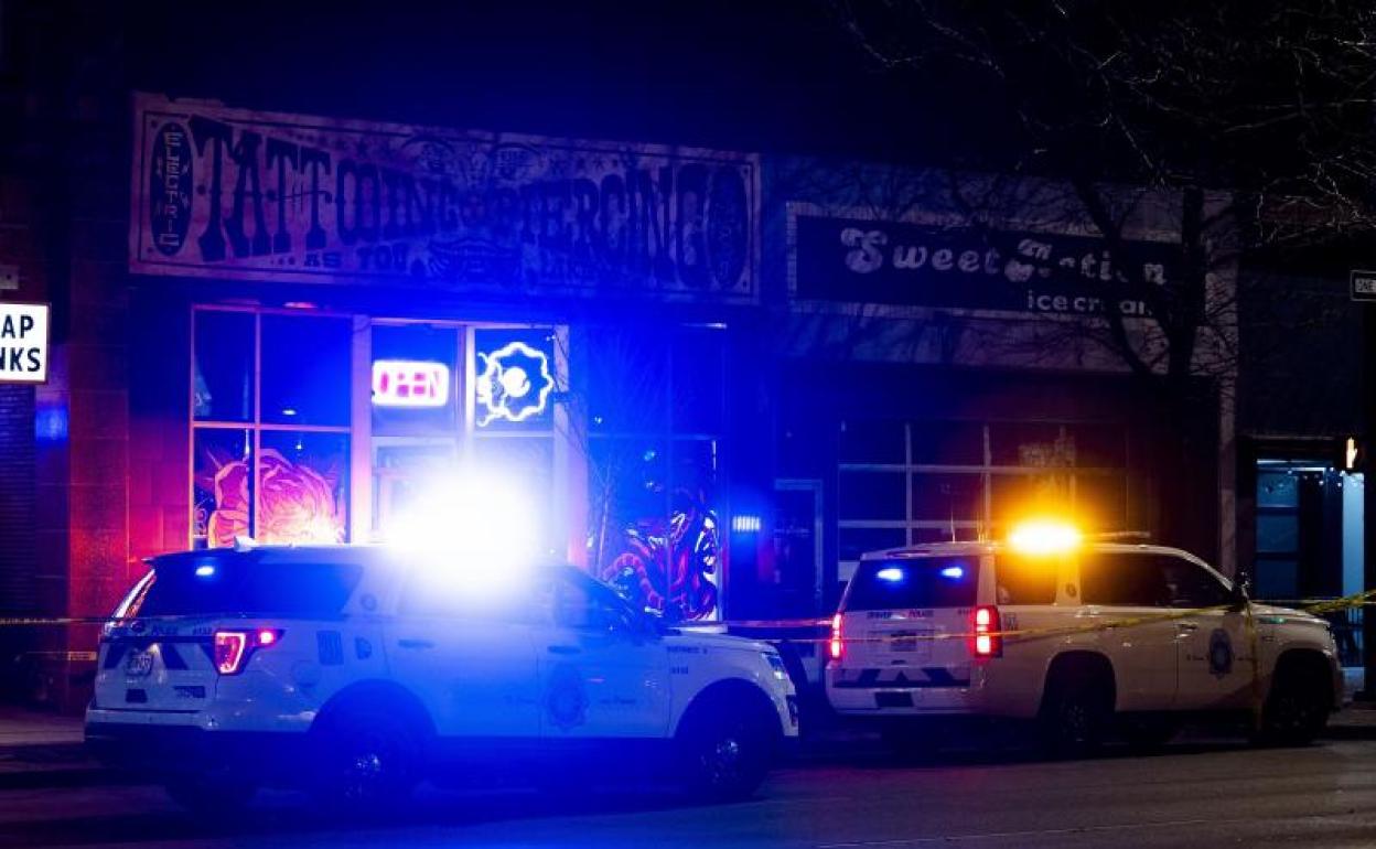 Varios coches de policía junto al lugar de uno de los tiroteos de Denver. 