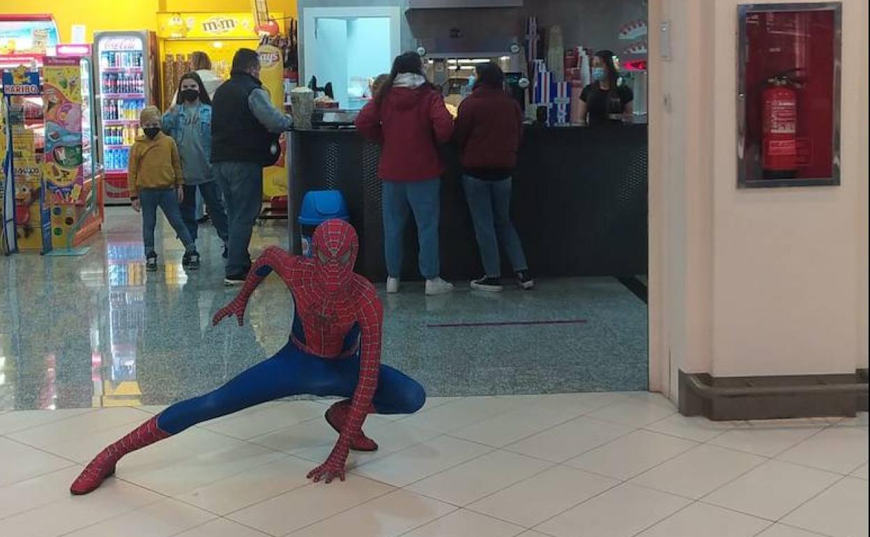 SpiderFran durante su visita a Multicines La Loma tras el estreno de Spiderman. 