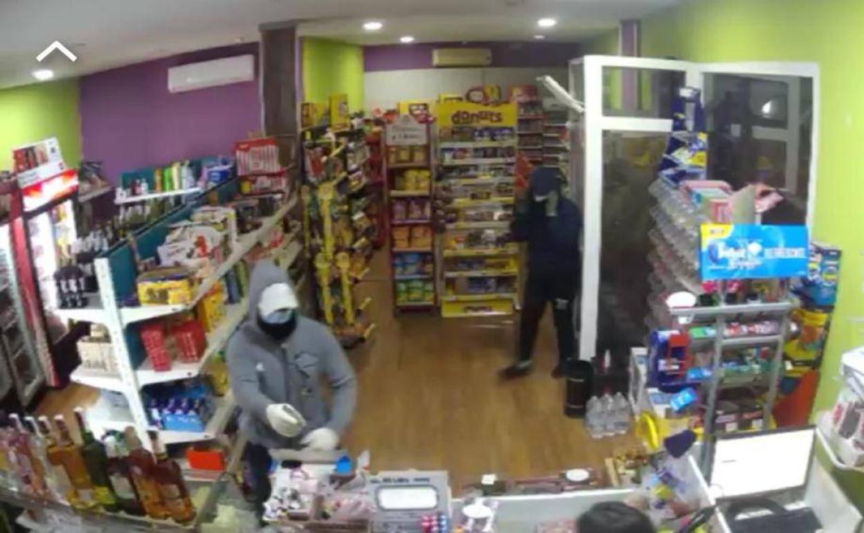 Imagen de los dos atracadores que presuntamente actuaron en la farmacia, en otro golpe dado en Ogíjares.