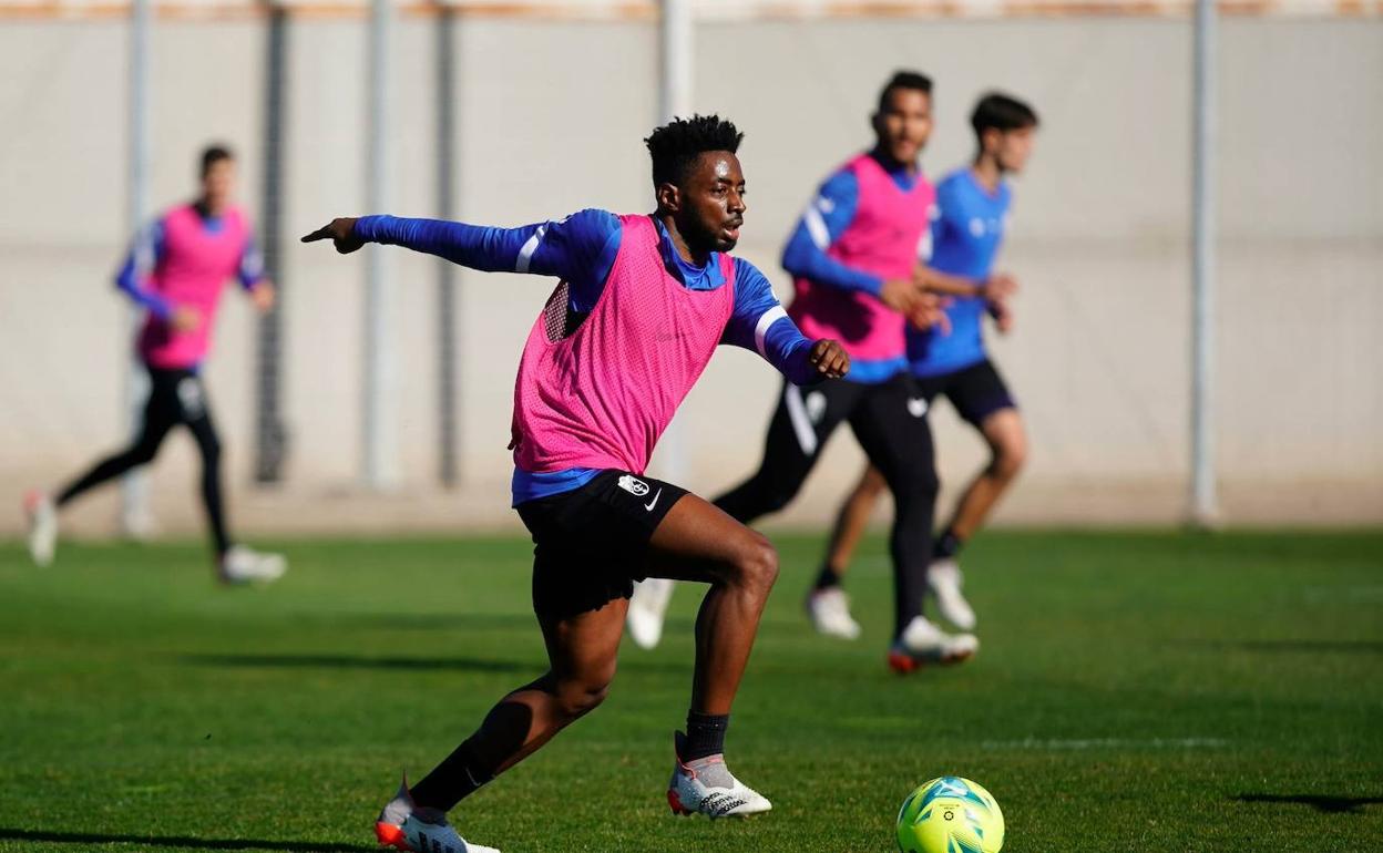 Yan Eteki, en el entrenamiento de este viernes. 