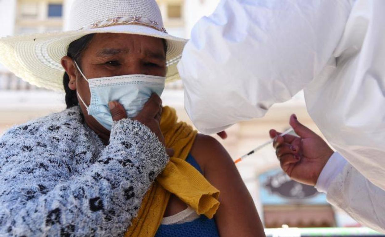 Una mujer recibe su dosis de la vacuna en La Paz, Bolivia.