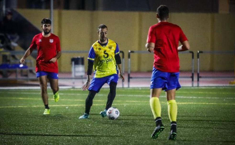 Dani Benítez controla un balón para chutar con la izquierda.