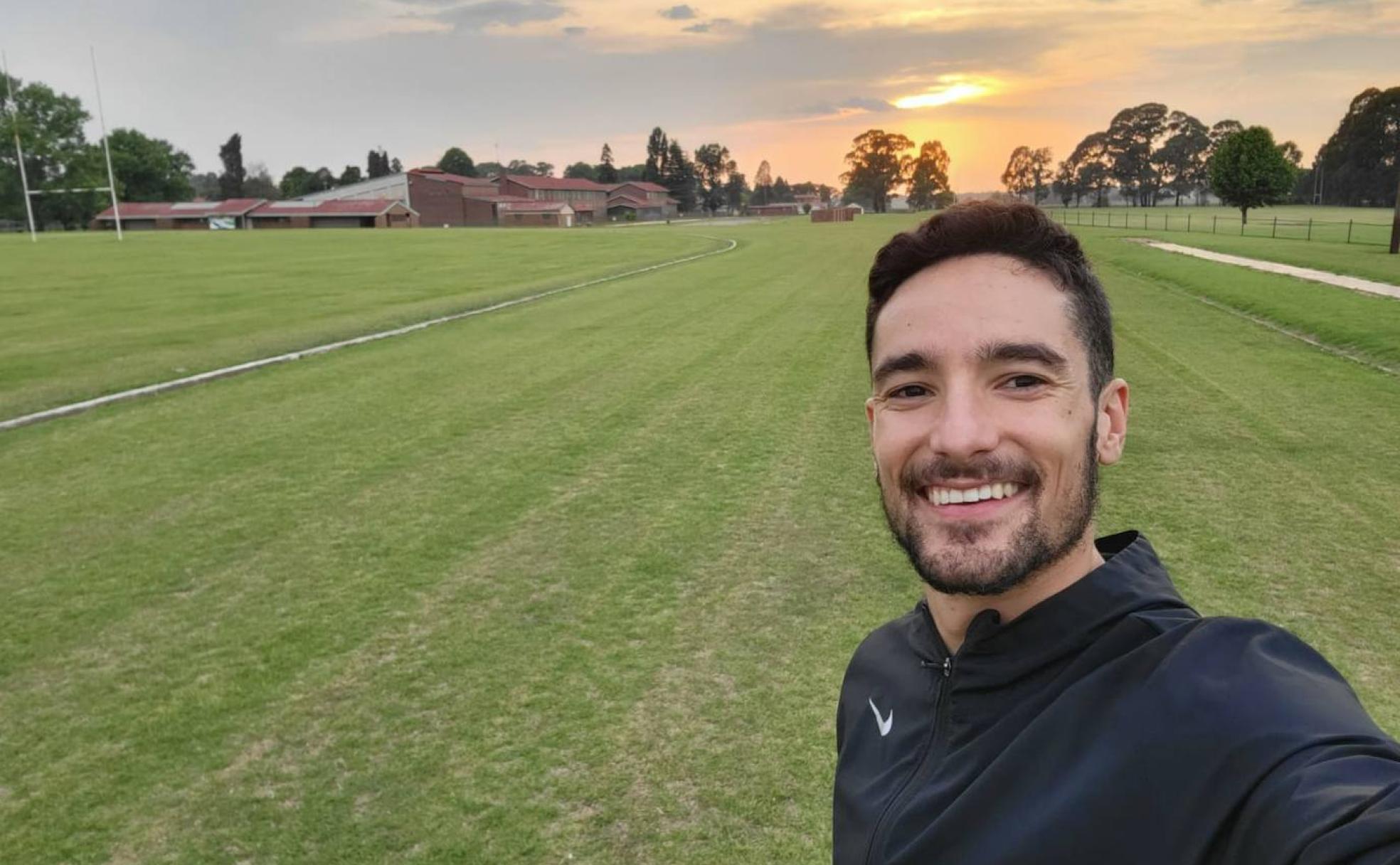 Ignacio Fontes se hace un selfi ante las pistas de hierba por las que corrió en Dullstroom al atardecer. 