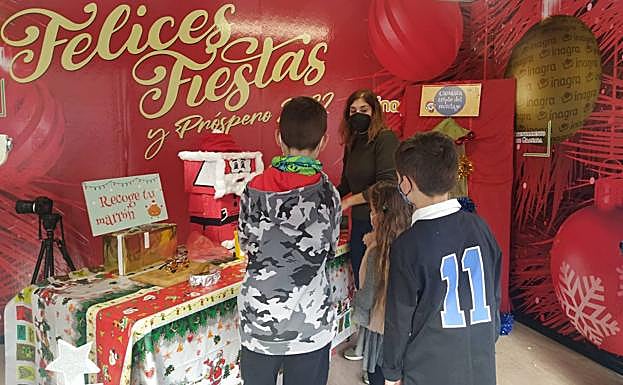 Varios niños, durante uno de los juegos. 