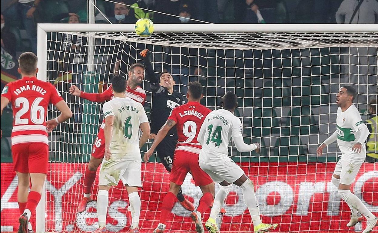 Víctor Díaz remata de cabeza en una de las ocasiones más claras del partido a favor del Granada. 