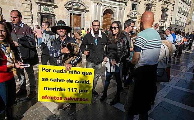 Personas protestan contra el pasaporte covid