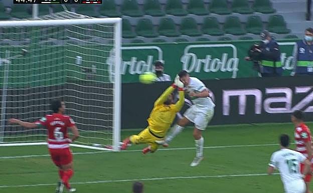 Maximiano llega muy tarde y palmea la cara de Carrillo. 