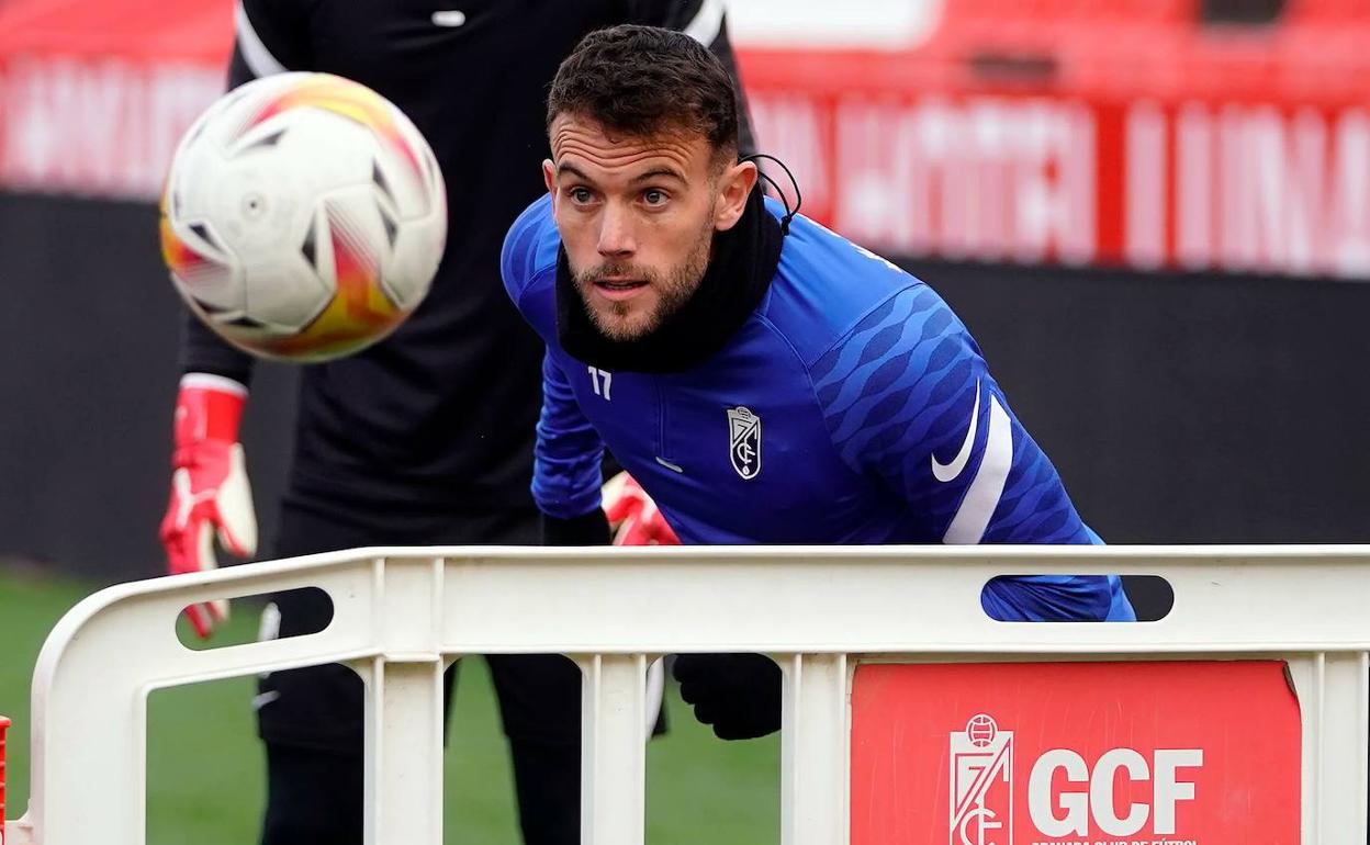 Quini, durante un entrenamiento en Los Cármenes. 