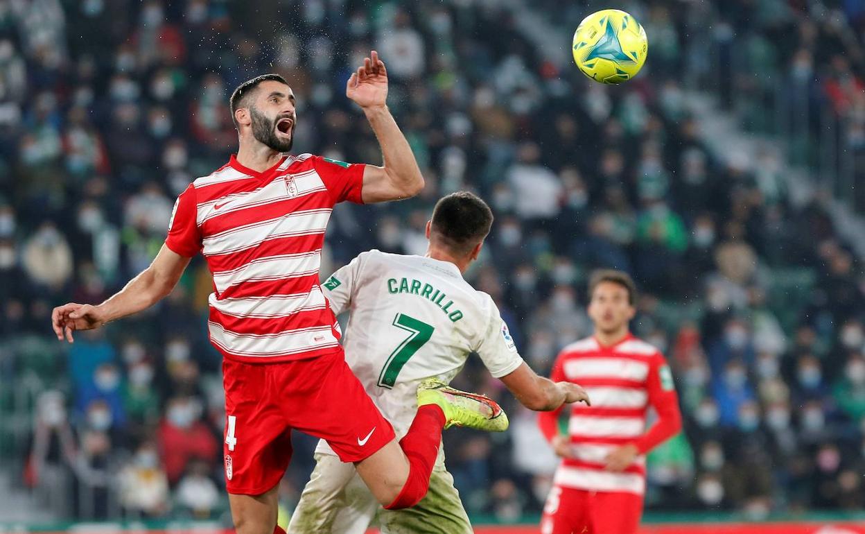 Gonalons vocifera en el aire ante una pugna con Carrillo. 