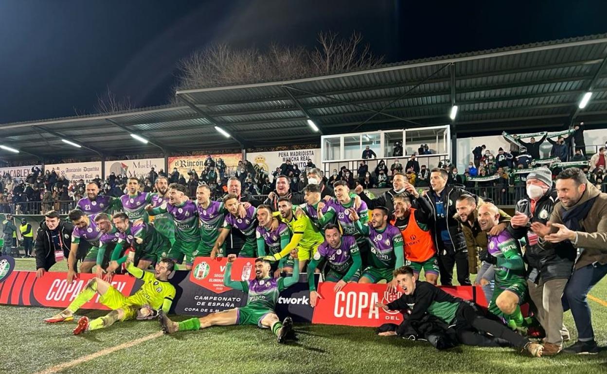 Los integrantes del conjunto verde celebran en La Juventud la histórica eliminación del Granada CF. 