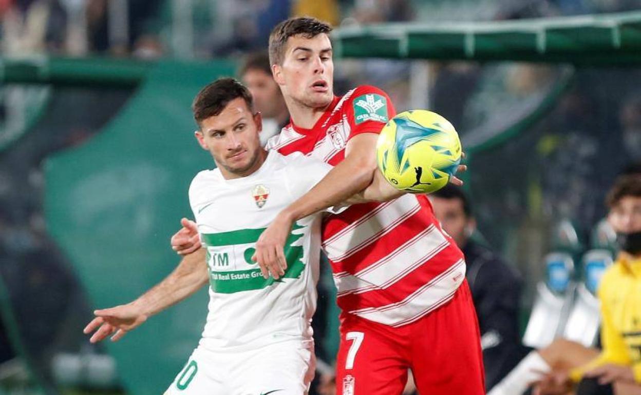 Alberto Soro pugna con Pablo Piatti durante el partido en el Martínez Valero del pasado domingo. 