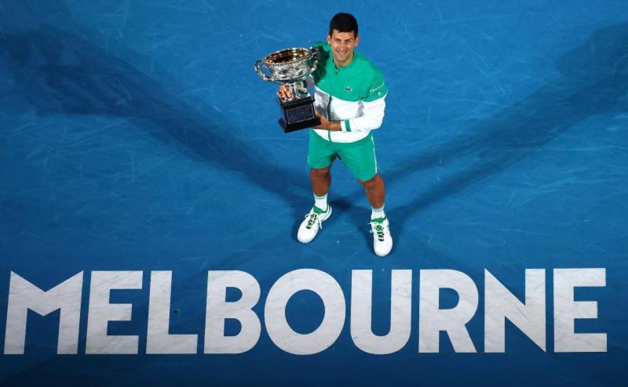 Novak Djokovic, con el título del Open de Australia conquistado en 2021. 