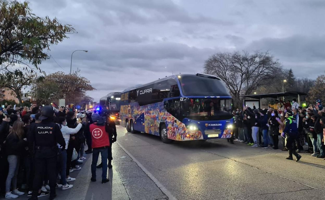 Llegada del autobús del Barça a Linarejos. 
