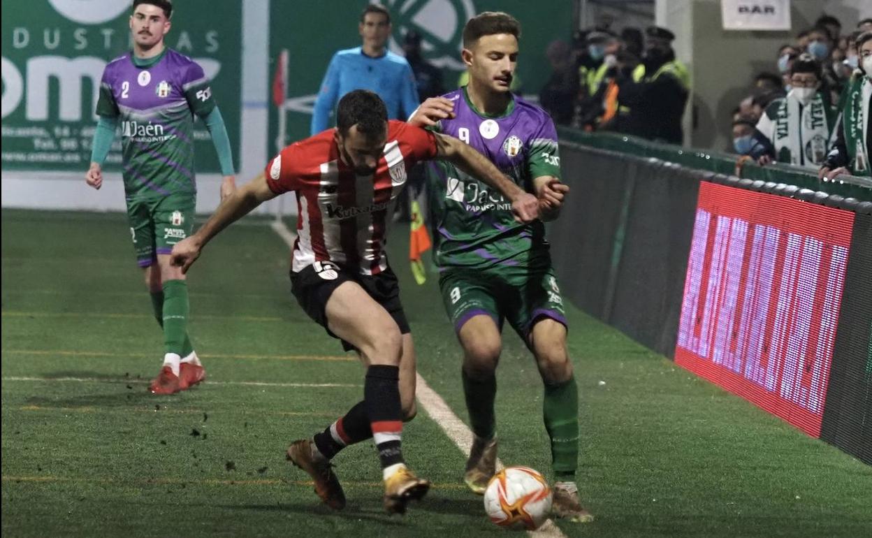 Lopito y sus defensas observan cómo entra el esférico en su portería en el primer tanto del partido. 